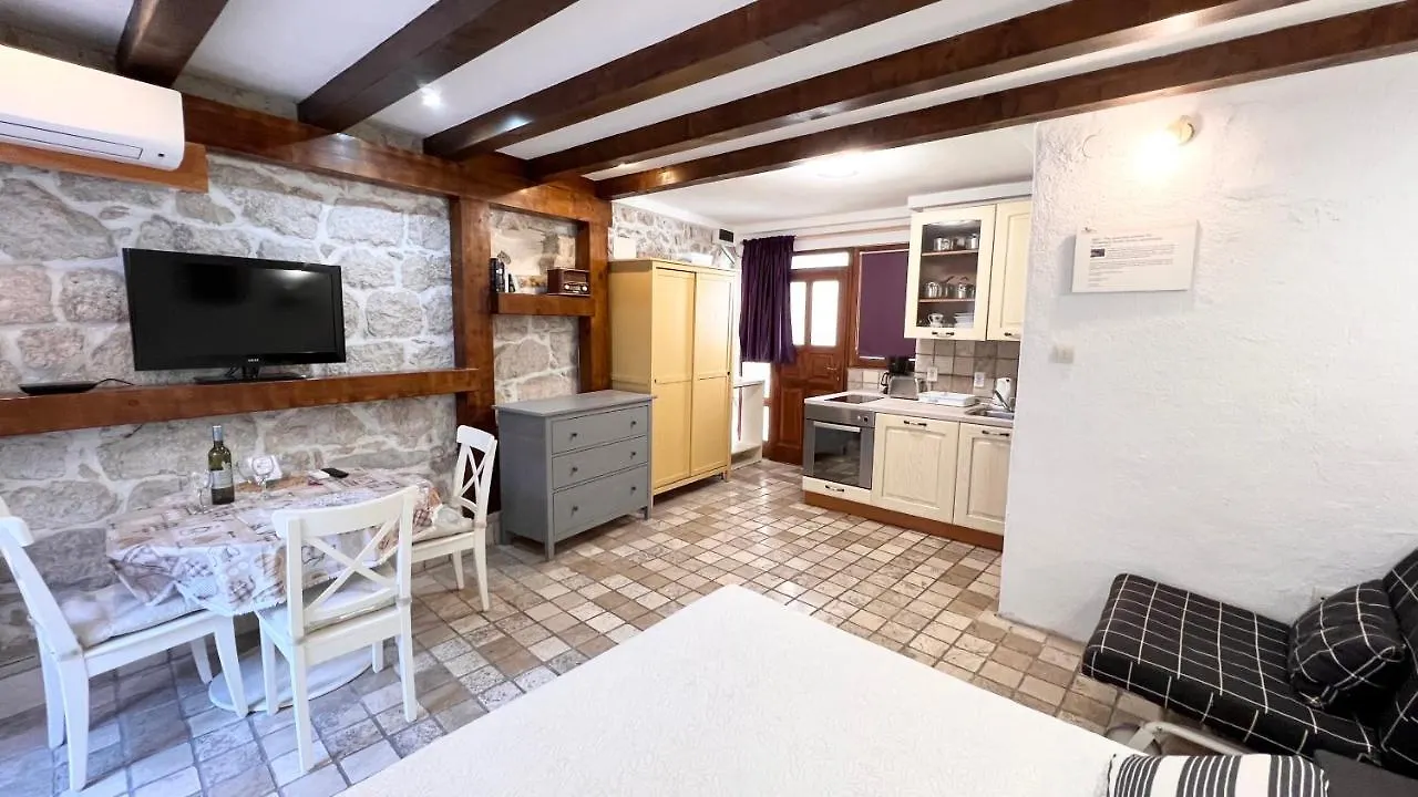 Guesthouse F Σπλιτ Πανσιόν