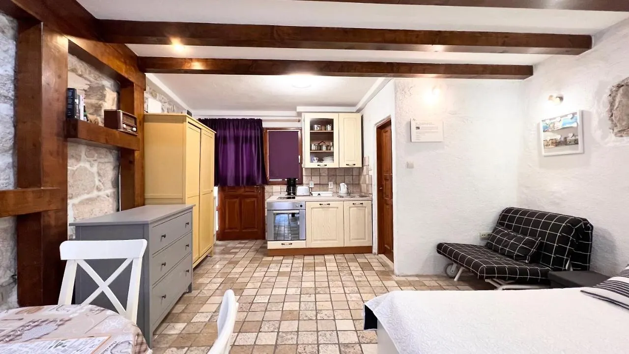 Guesthouse F Σπλιτ 3*,