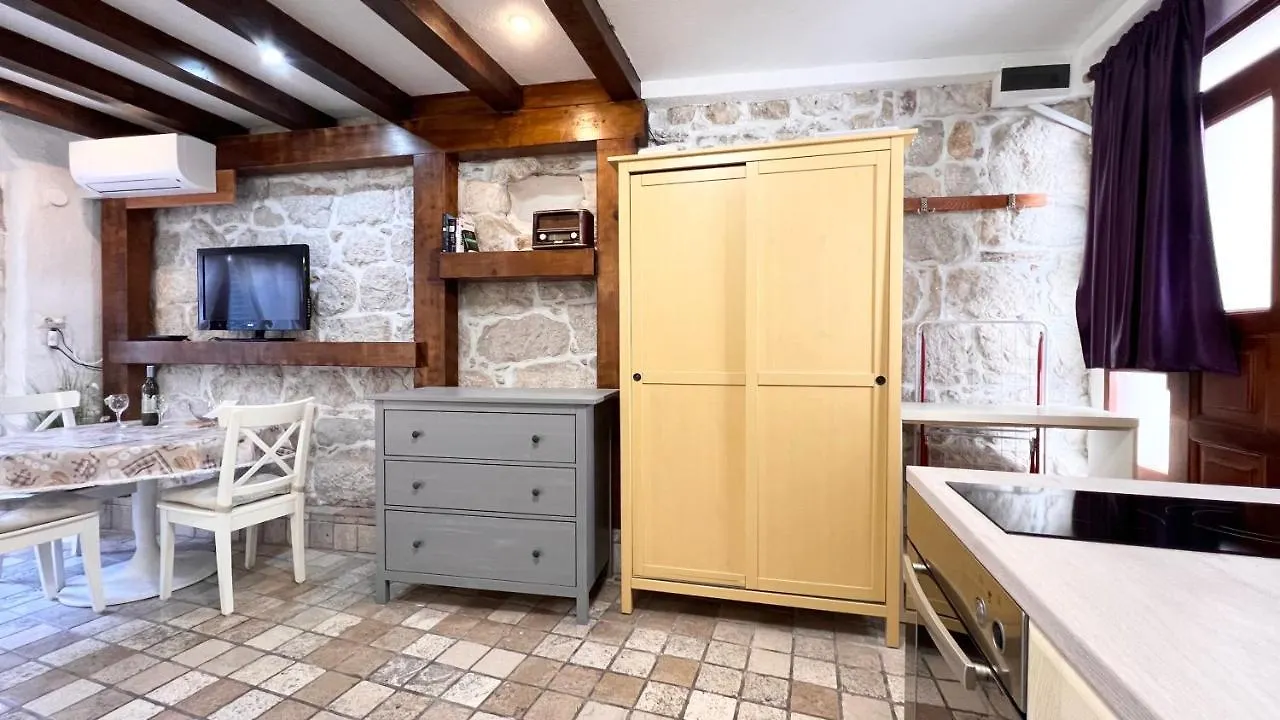 Guesthouse F Σπλιτ