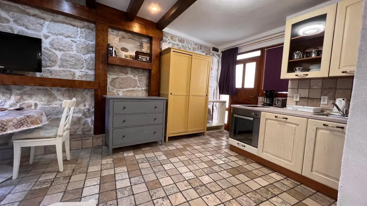 Guesthouse F Σπλιτ 3*,