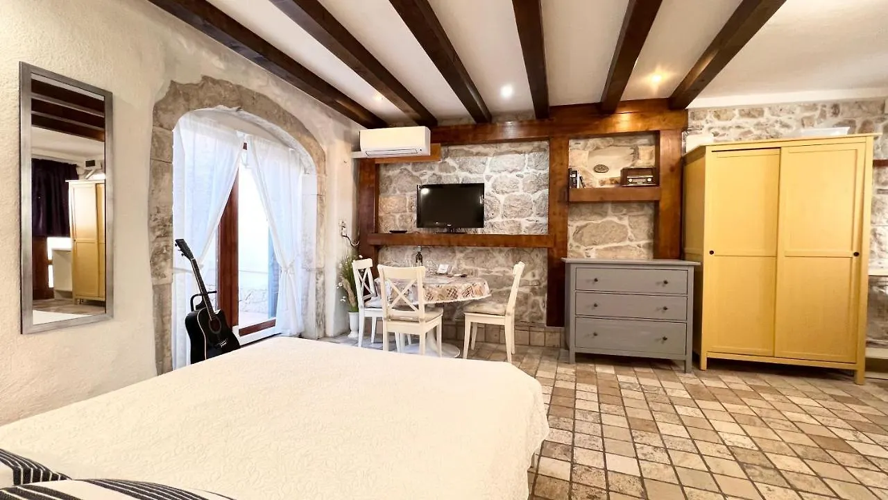 Guesthouse F Split 3*,