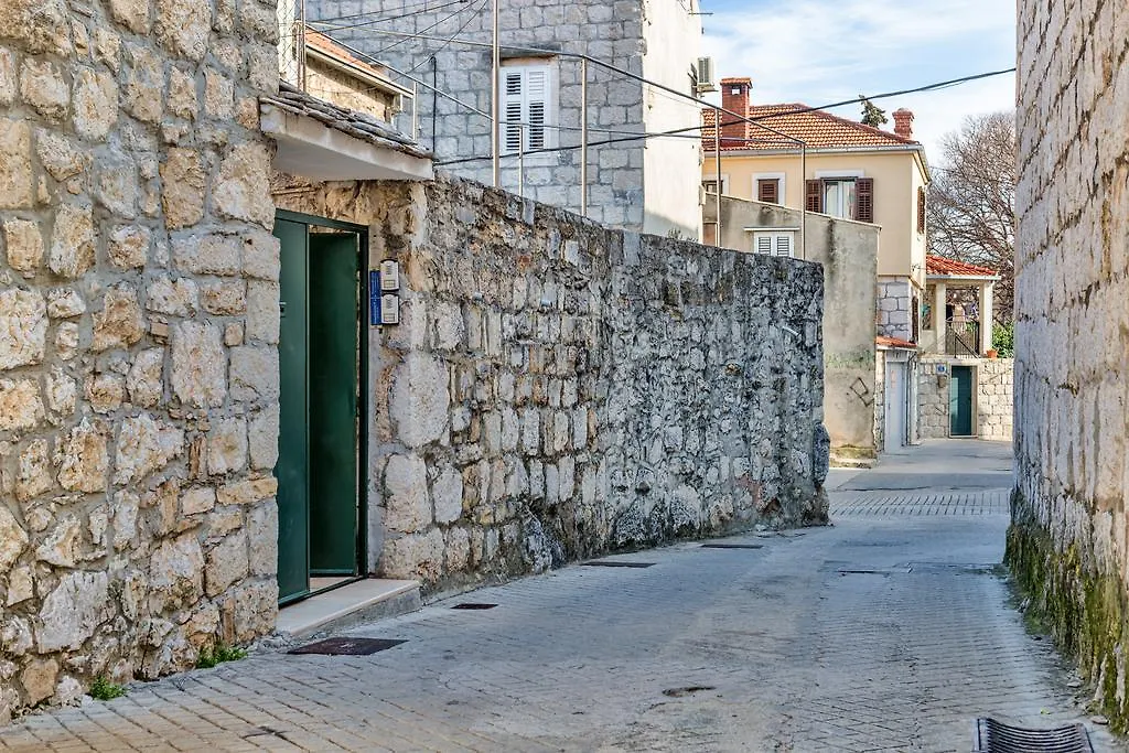 Guesthouse F Split 3*,